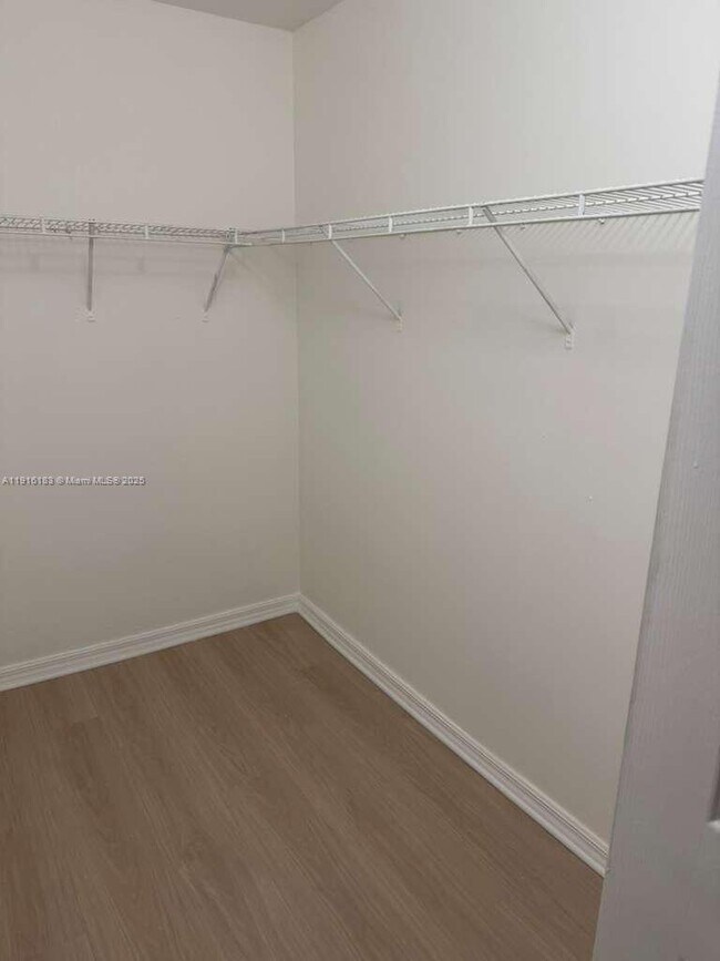 Building Photo - 1300 SE 31st Ct