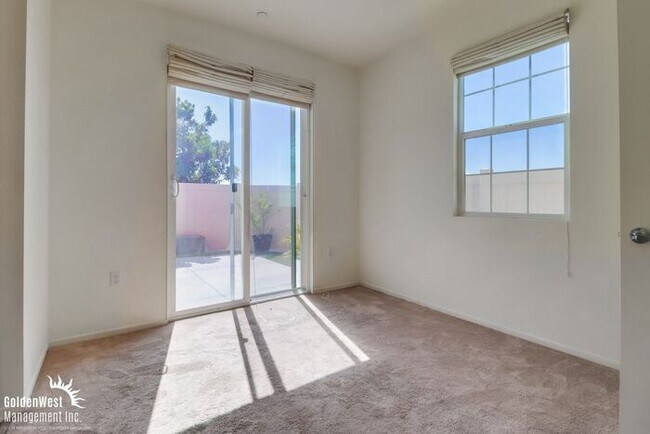 Building Photo - Stunning Corner Unit 4Bdm 3.5Ba Townhome w...