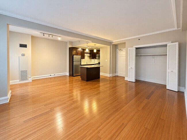 Building Photo - 3170 N Sheridan Rd