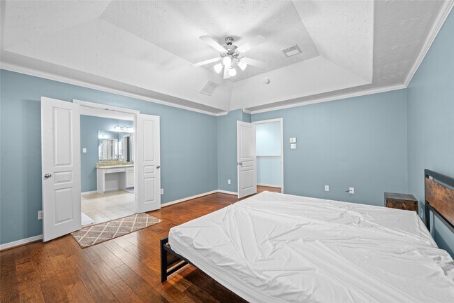Building Photo - 3410 Skyline Village Dr