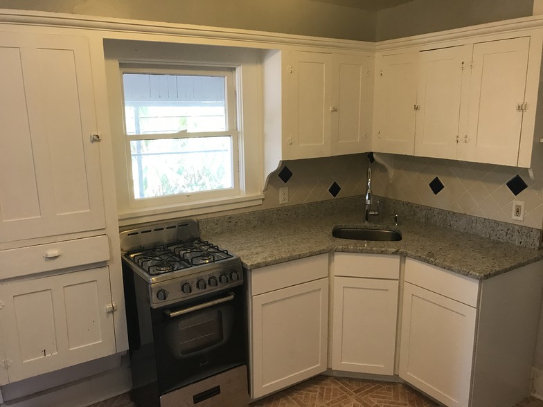 Kitchen - 416 10th Ave NE