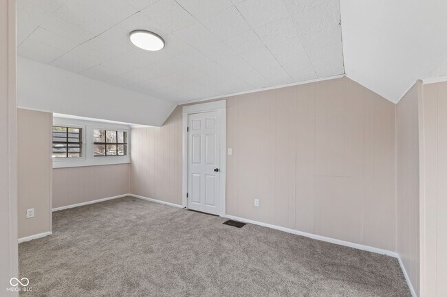 Building Photo - 320 Lockerbie St