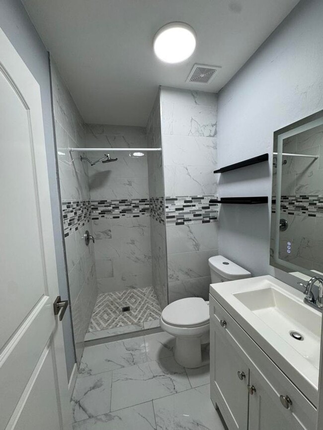 Building Photo - Remodeled 1/1 in Daytona Beach