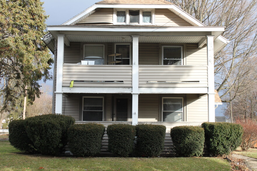 Large Front Porch - 351 S Walnut St