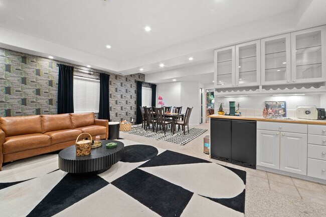 Building Photo - 2062 Hyacinth Rd