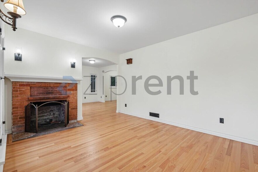 Building Photo - Unit