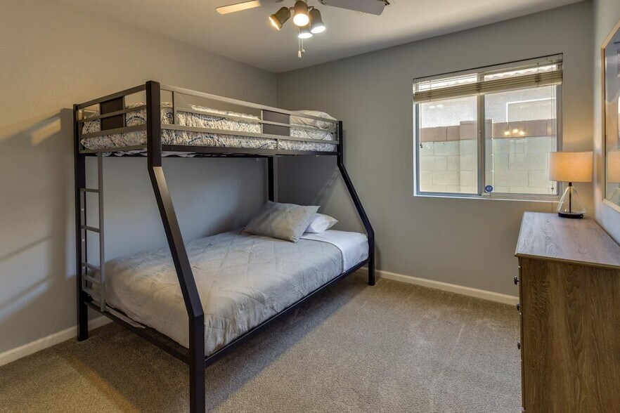 Building Photo - 2730 E Terrace Ave