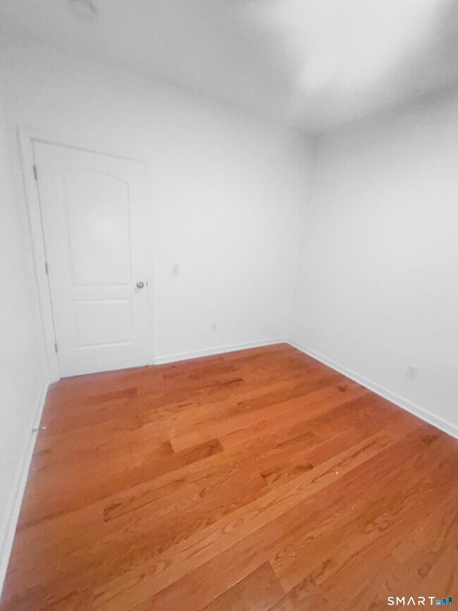 Building Photo - 1042 Iranistan Ave