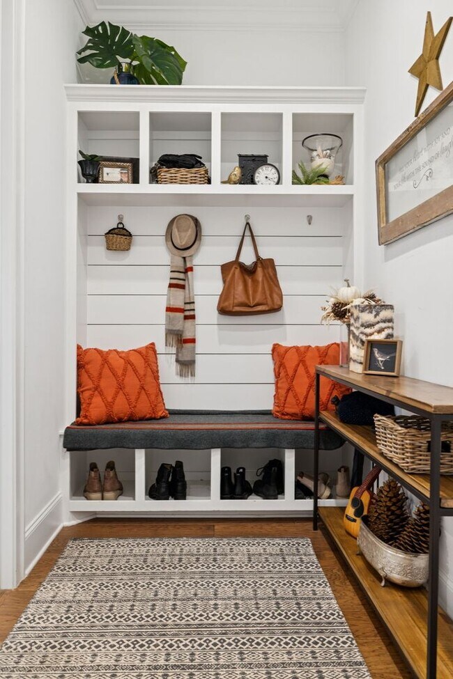 Building Photo - Luxurious living space *Fully furnished an...