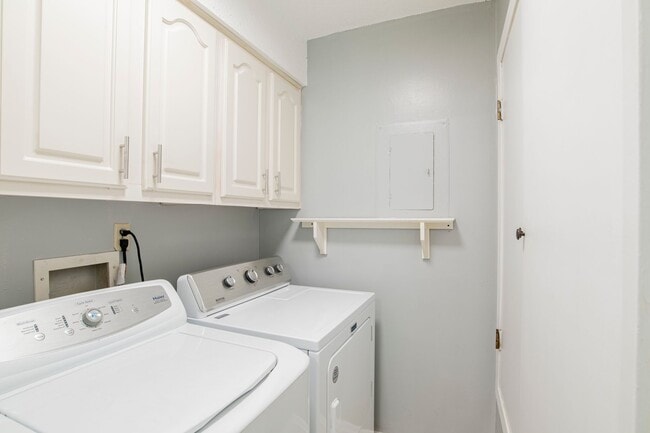 Building Photo - 2 Bed/1 Bath Condo with In-Ground Pool