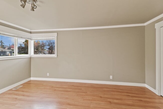 Building Photo - 3 Bed 1 Bath - Craftsman - Fenced Backyard...