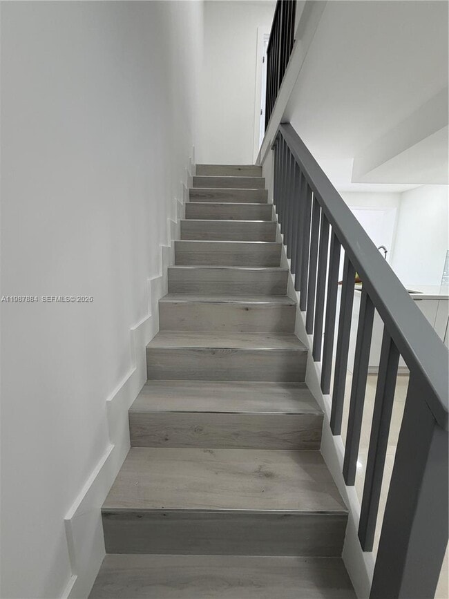 Building Photo - 1550 W 7th Ct