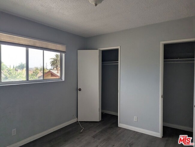 Building Photo - 901 W 64th St