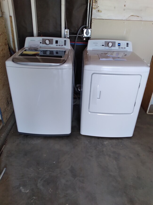 Washer and dryer - 7606 Columbine Ave