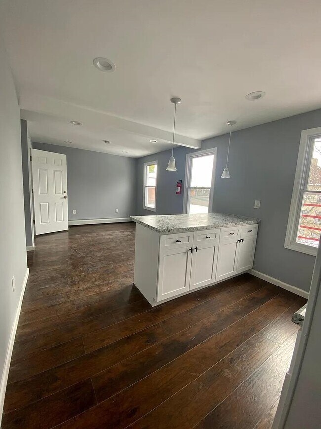 Building Photo - 705 8th St