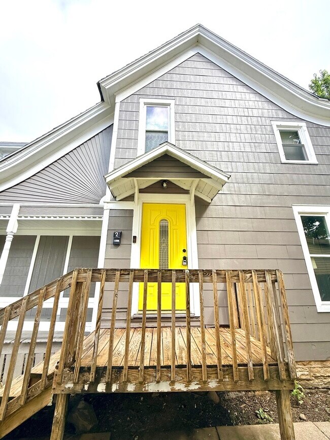 Building Photo - 214 N Cherry St