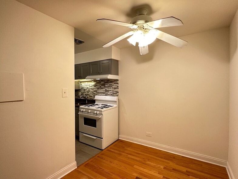 Building Photo - 3732 N Pine Grove Ave