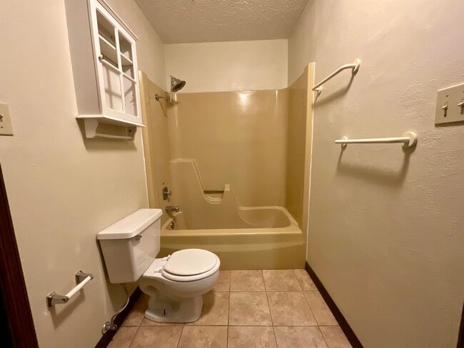 Building Photo - 1411 Hi Cir N