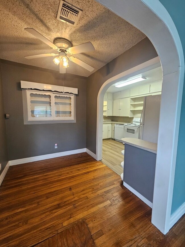 Building Photo - (2) Bed/(1) Bath Avail NOW! Hardwood Floors!