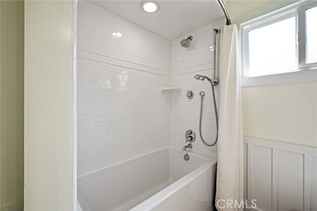 Building Photo - 413 N Paulina Ave