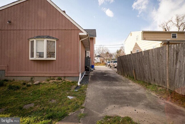 Building Photo - 241 Victoria St