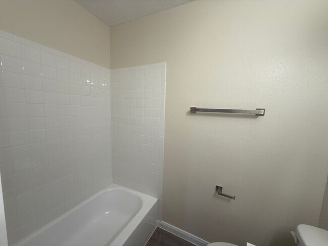 Building Photo - 1614 W Braker Ln