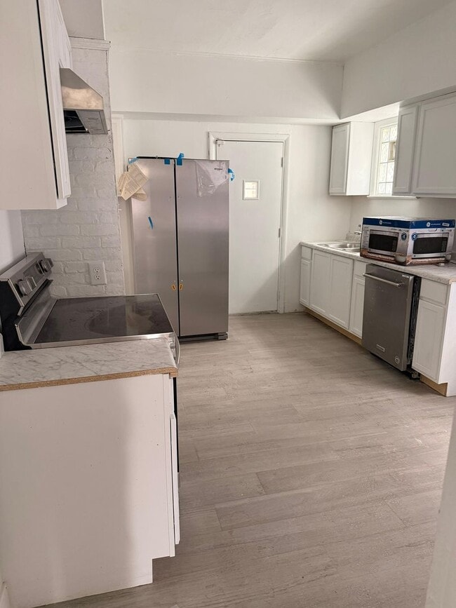 Building Photo - 10814 Hull Ave