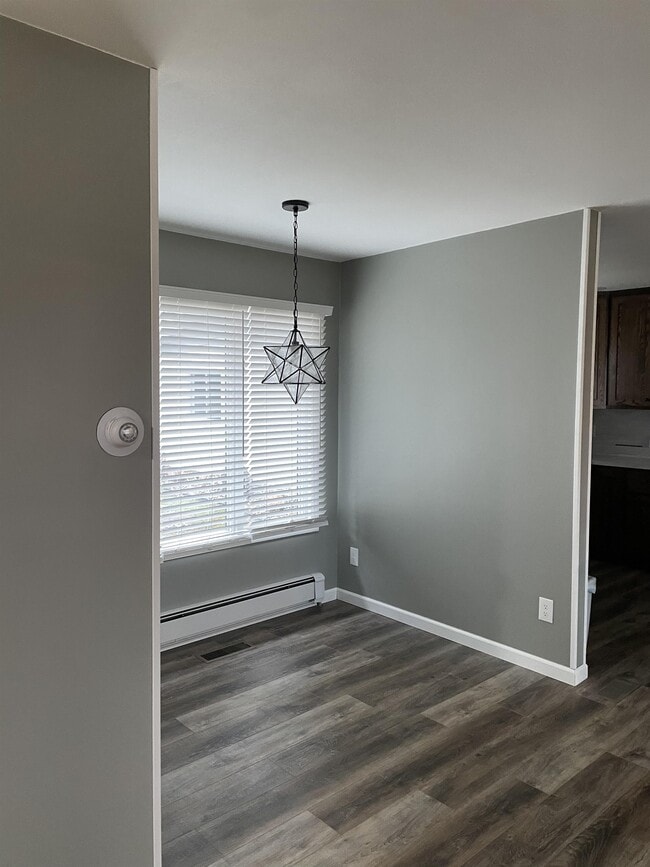 Building Photo - 2224 Oakwood Dr