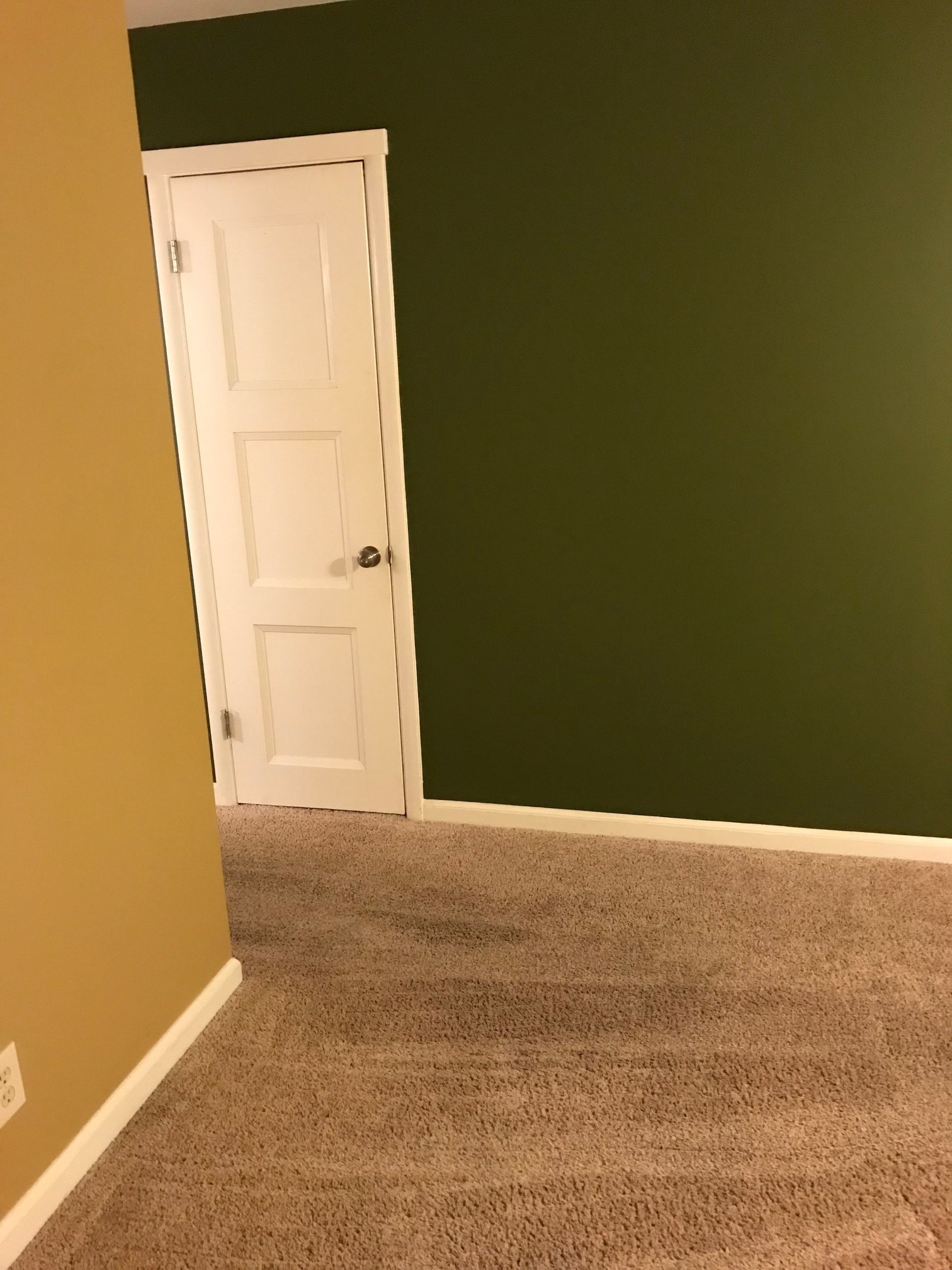 Living room closet going towards bathroom and bedrooms - 9014 Main St