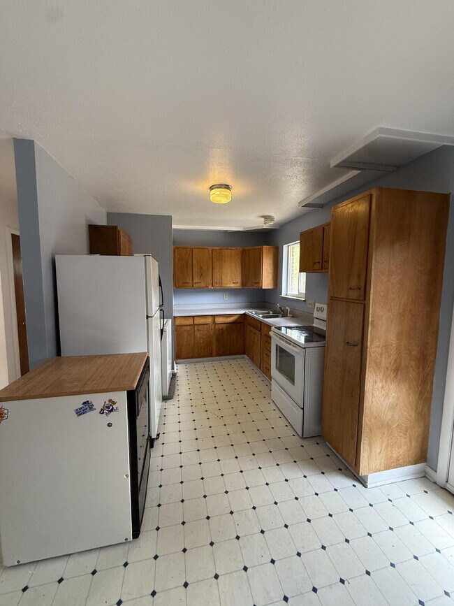 Building Photo - Charming Home Available Now!