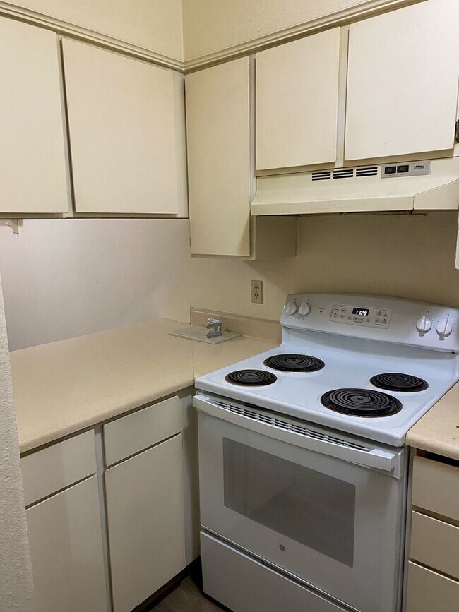 Building Photo - Cozy 2 Bedroom Apartment