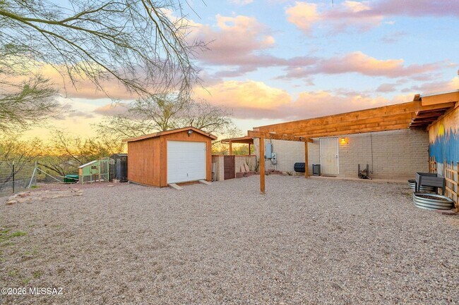 Building Photo - 3721 N Sierra Madre Dr