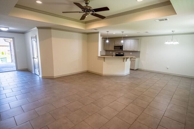 Building Photo - Beautiful 3 Bedroom 2 Bathroom Townhouse i...
