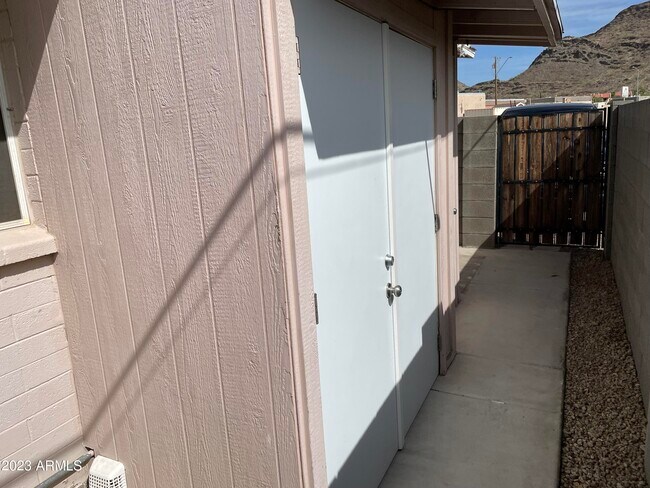 Building Photo - 1349 E Sahuaro Dr