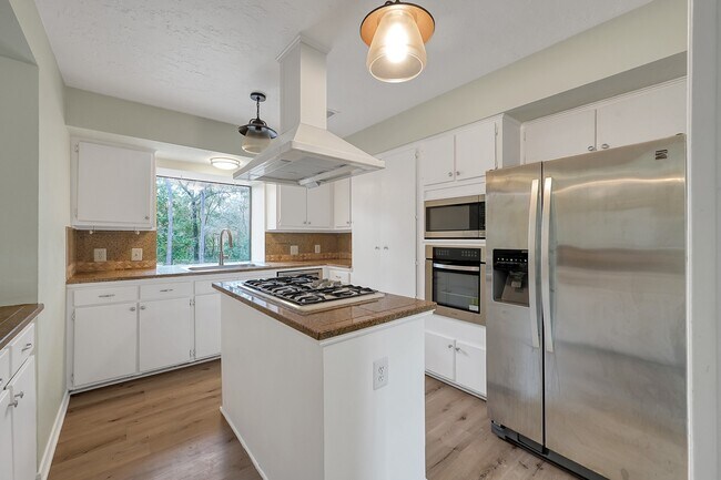 Building Photo - 2 Alladdin Ln