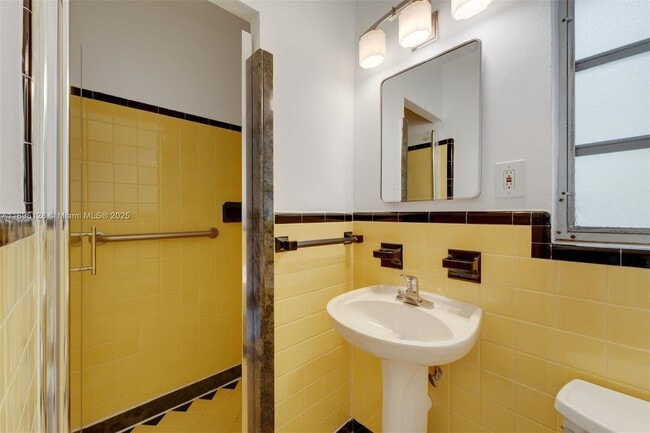 Building Photo - 520 W 51st Terrace
