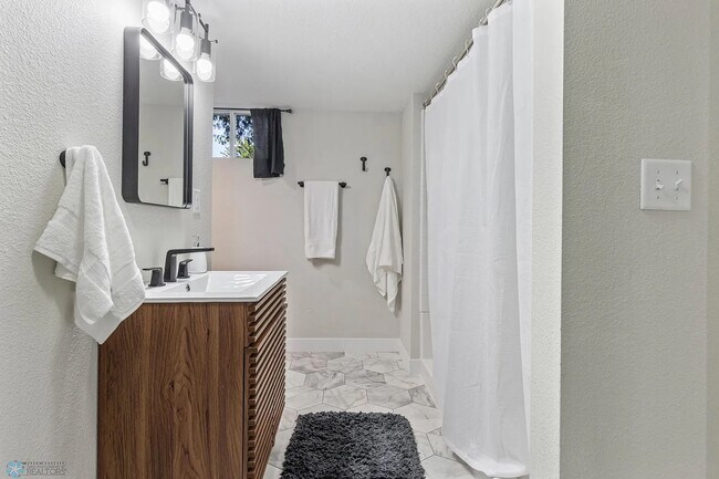 Building Photo - 1545 4th Ave S