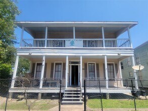 Building Photo - 1910 Ursuline St