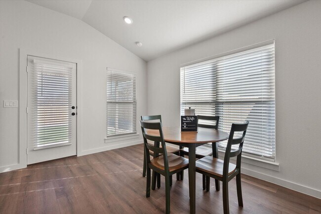 Building Photo - More Space, More Style, Welcome to 2507 Kenwood!