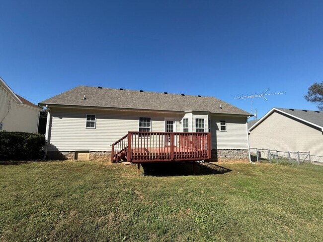 Building Photo - 3 Bedroom 2 Bathroom Home!!