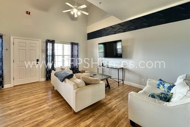 Building Photo - 3/3 DESTIN CONDO... Minutes from the beach!!