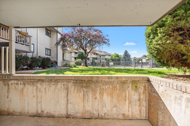 Building Photo - South Boulder 2-bedroom, 2-bath condo with...