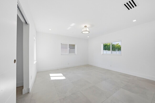 Building Photo - 2001 NE 17th Way