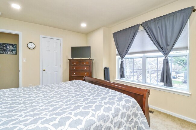 Building Photo - 5304 Summer Crescent