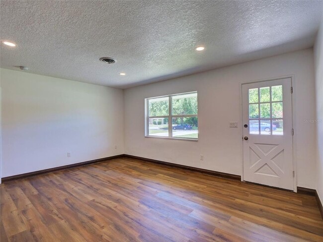 Building Photo - 305 Sunset Dr