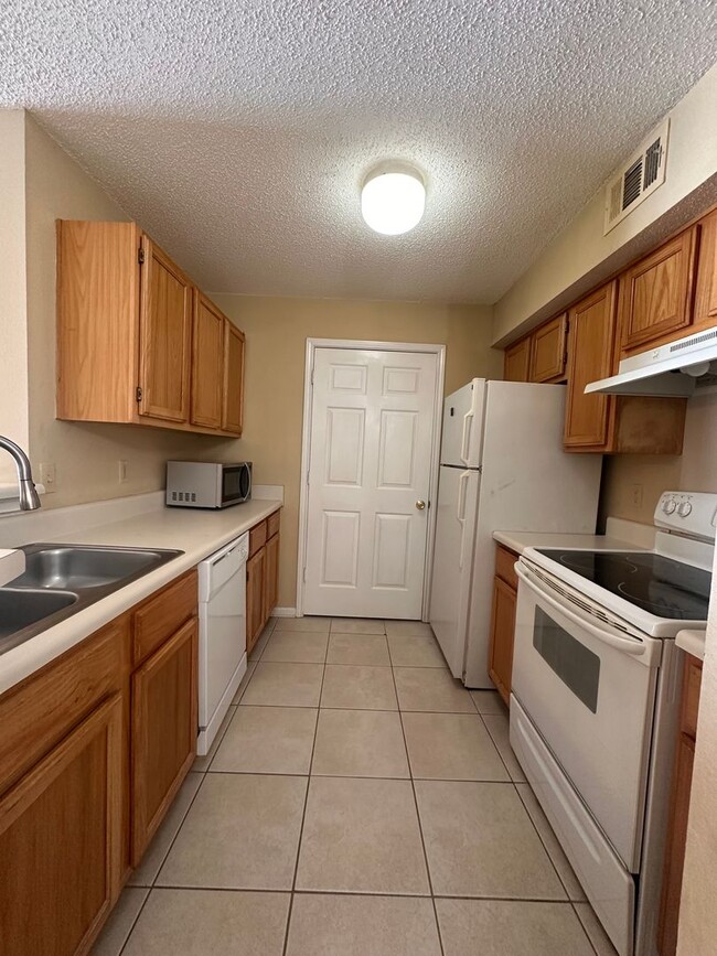 Building Photo - Spacious 1B/1B Unfurnished Condo near Beach in the Heart of Destin!