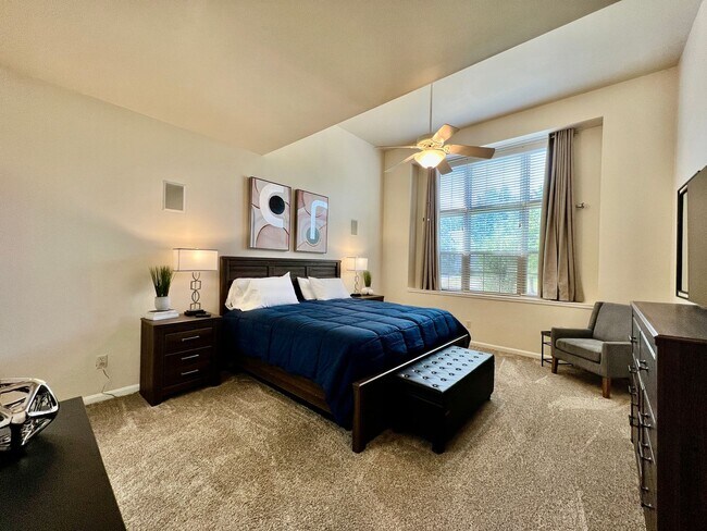 Building Photo - Large executive home in pool community Mas...