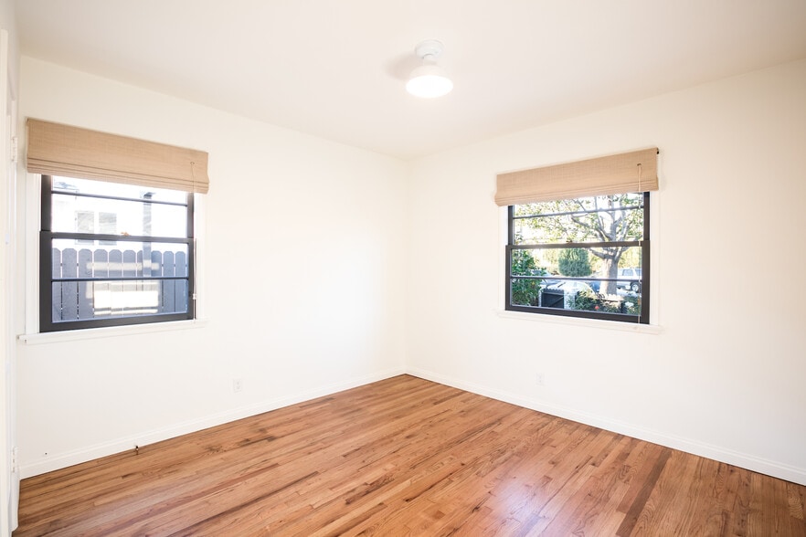 sunny bright bedroom - 11112 Exposition Blvd