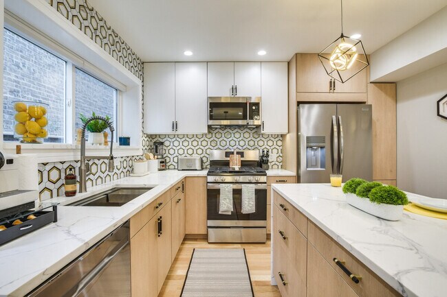 Building Photo - 6242 N Kenmore Ave