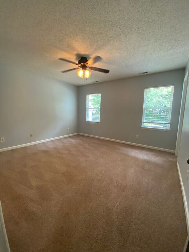 Building Photo - 200 S Creek Dr
